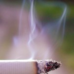Przypalanie papierosów jest jednym z bardziej katastrofalnych nałogów